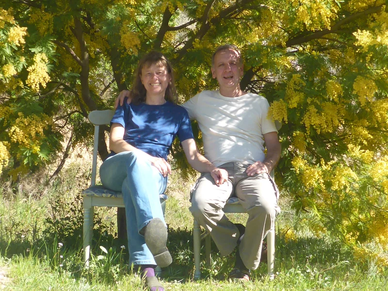 Zwei Menschen sitzen unter einem Baum